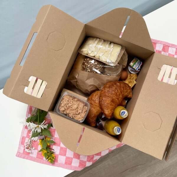 Gevulde-picknickmand-in-kartonnen-doos